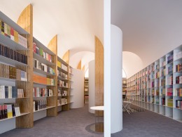 柔和灯光塑造最美穹顶日本书店