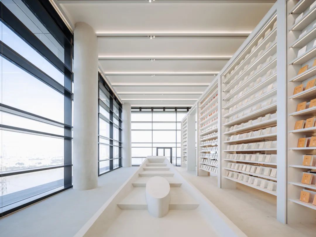 广州市朝彻书屋空间设计灯光案例,线性灯,暖光源