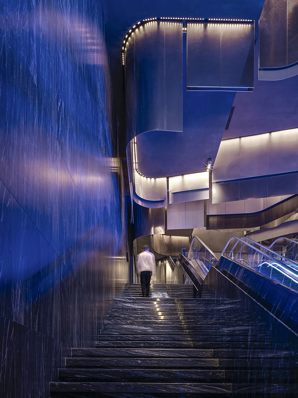 柳州特色与电影元素结合现代酷炫风格干净整洁的光环境,柳州电影院商业空间灯光照明设计,嵌入式筒灯冷光源