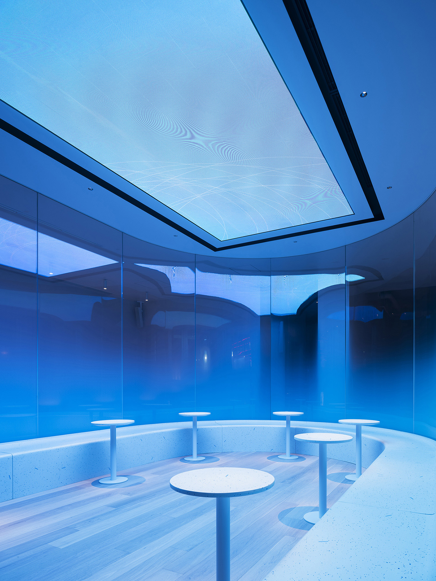 蓝色树脂台面、柜内线型灯、玻璃球组合吊灯、,水泥漆外立面、蓝紫色静谧空间、金属操作台磨砂玻璃、,日本灯光设计|大阪极简主义蓝瓶咖啡厅照明设计案例