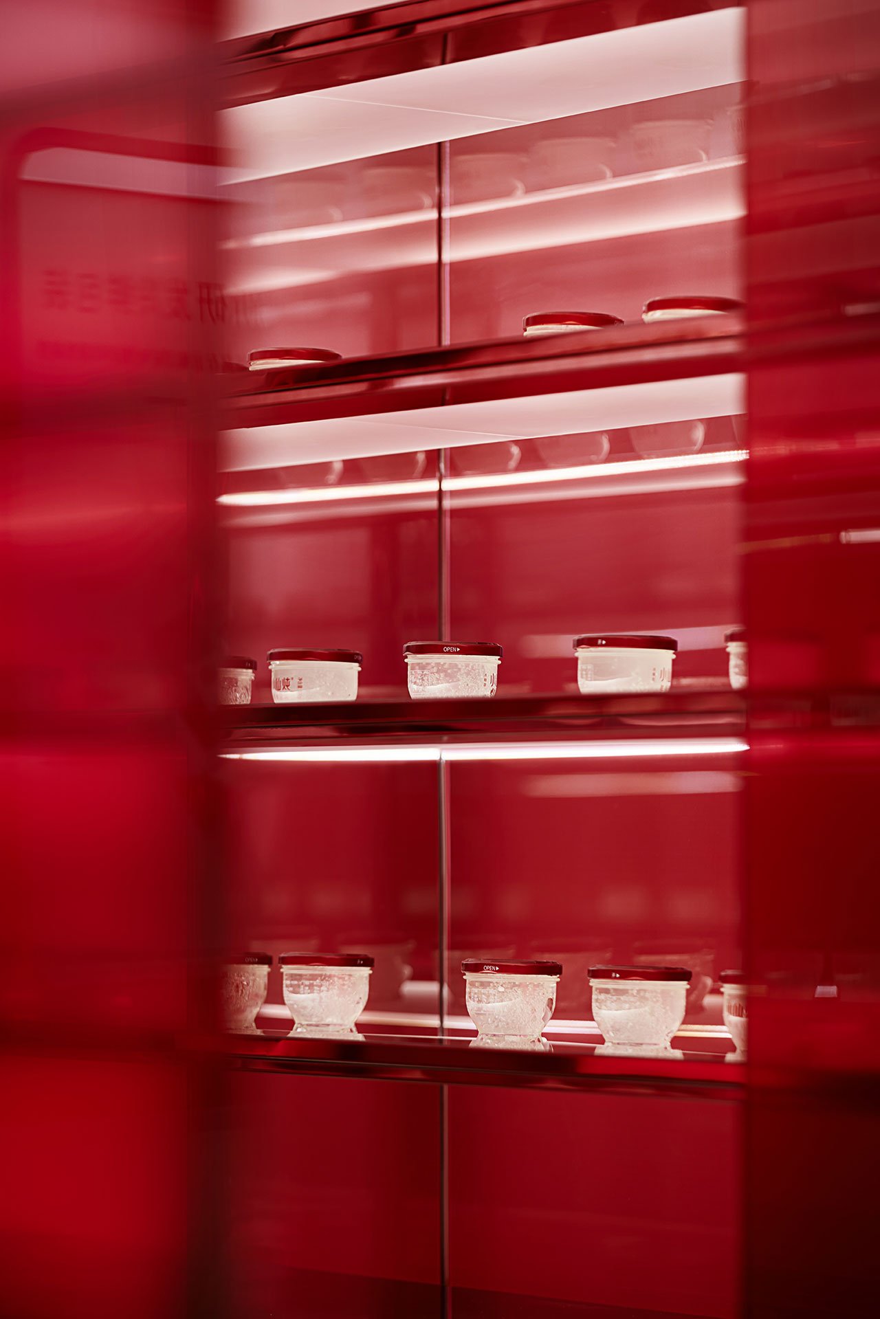 北京店铺灯光设计|小鲜墩鲜炖燕窝（XFSEBN）北京旗舰店照明案例,红色玻璃砖墙、红色沙发、绿色隔断、圆弧型墙,方案