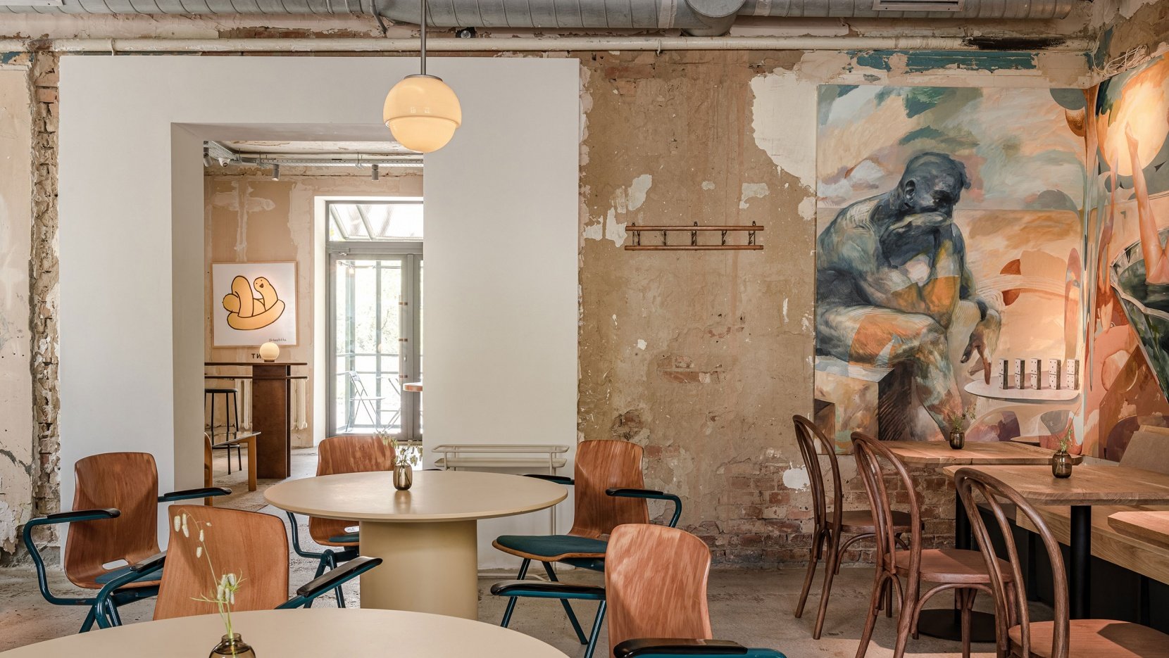 乌克兰基辅Dubler咖啡馆都是复古格调魅力咖啡馆,自然、复古、柔和的色调，原始顶面，艺术笔画、裸油漆,老式真皮沙发、老式玻璃和木质咖啡桌以及 1990 年代的黄色 Lumibär 灯