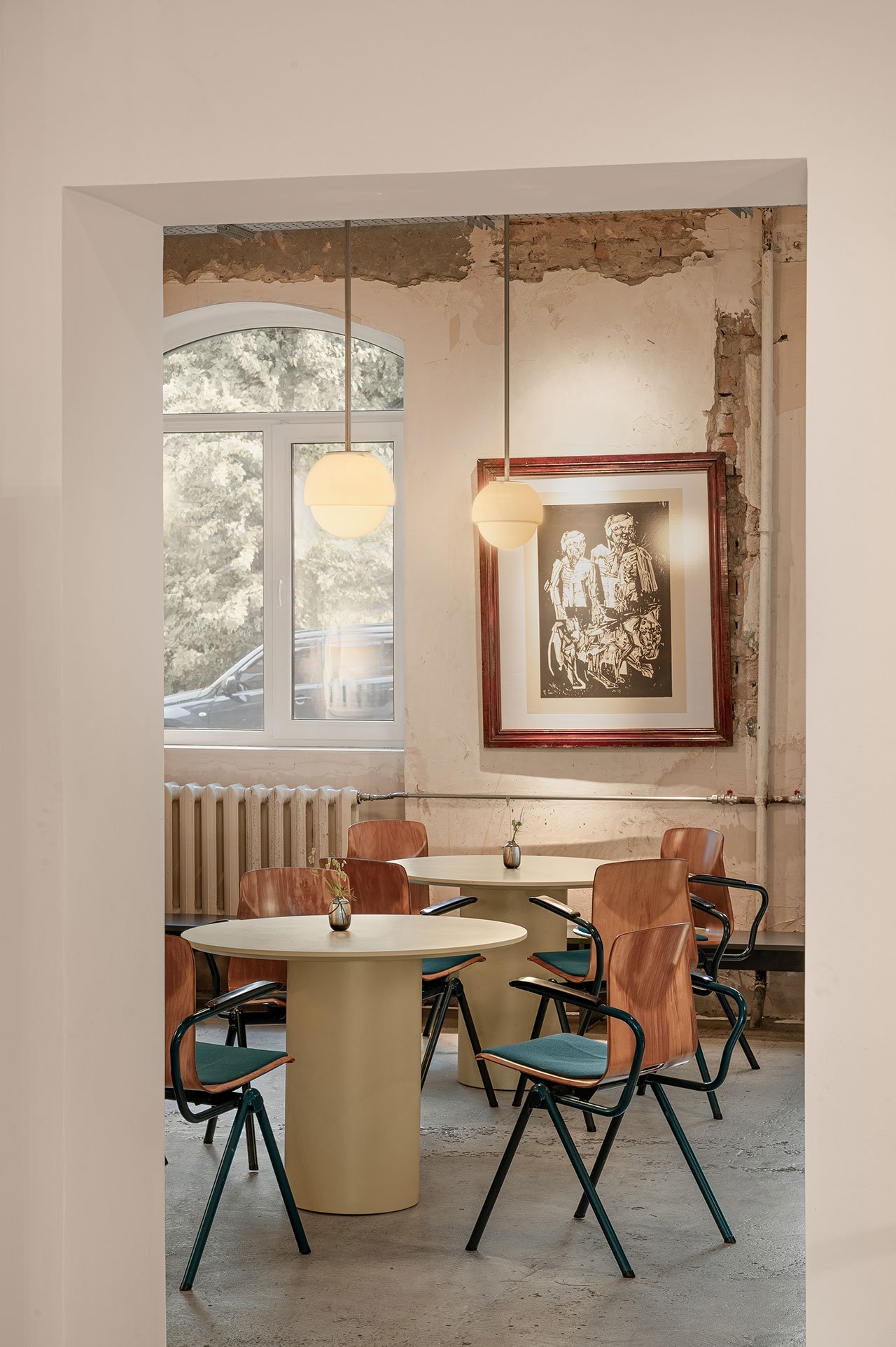 自然、复古、柔和的色调，原始顶面，艺术笔画、裸油漆,老式真皮沙发、老式玻璃和木质咖啡桌以及 1990 年代的黄色 Lumibär 灯,乌克兰基辅Dubler咖啡馆都是复古格调魅力咖啡馆