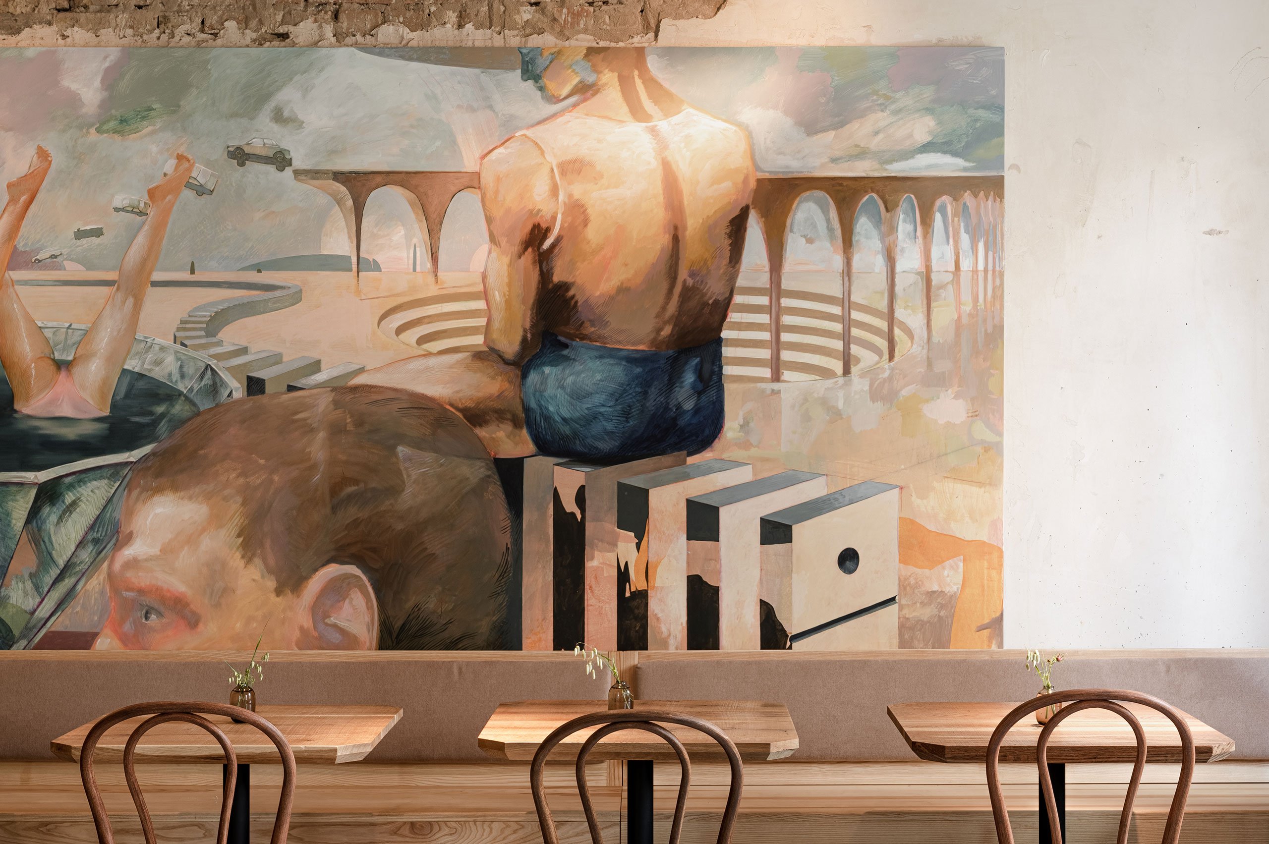 老式真皮沙发、老式玻璃和木质咖啡桌以及 1990 年代的黄色 Lumibär 灯,自然、复古、柔和的色调，原始顶面，艺术笔画、裸油漆,乌克兰基辅Dubler咖啡馆都是复古格调魅力咖啡馆